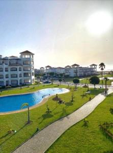 Swimmingpoolen hos eller tæt på Appartement adil résidence beralmar avec jardin terasse