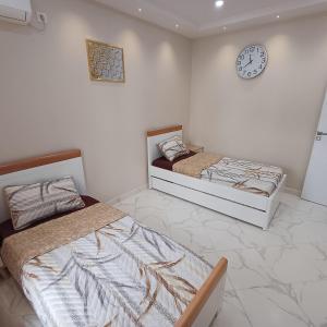 Ένα ή περισσότερα κρεβάτια σε δωμάτιο στο F3 Cosy neuf 2 chambres 5 pers