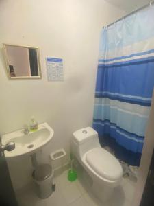 un bagno con un water bianco e un lavandino di CASA VACACIONAL CON PISCINAS EN SAN JERONIMO - CIUDADELA PREMIUm a Medellín