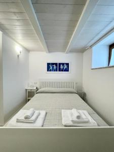 阿西西Giardino tra le Mura的一间卧室，床上有一张带毛巾的床