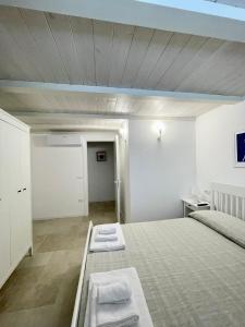 阿西西Giardino tra le Mura的大房间设有一张床铺和一张桌子