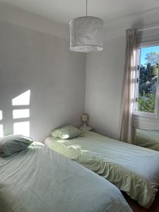 En eller flere senge i et værelse på La petite maison près de la mer, avec jardin et parking