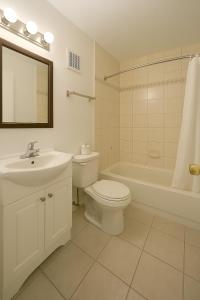 Ένα μπάνιο στο Midtown Inn by JR