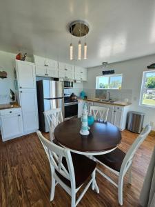 Kuchyň nebo kuchyňský kout v ubytování Tree-Top Lake-Front Cottage + 42 fotografií