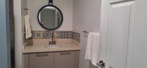 Ένα μπάνιο στο Luxury Beach View 2BR Apartment