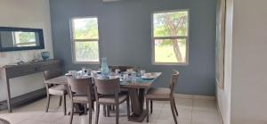 Η κουζίνα ή μικρή κουζίνα στο Luxury Beach View 2BR Apartment +3 φωτογραφίες