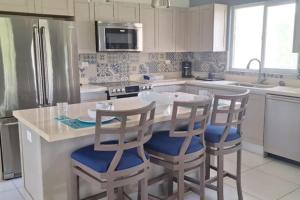 Η κουζίνα ή μικρή κουζίνα στο Luxury Beach View 2BR Apartment