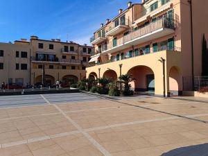 un estacionamiento frente a un edificio en Almarea Beach - Essenza del mare, calore di casa, en Imperia