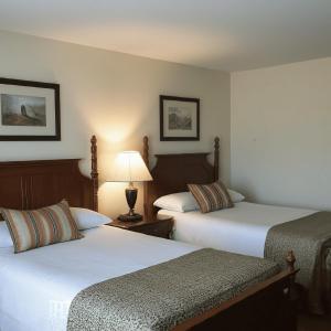 Ένα ή περισσότερα κρεβάτια σε δωμάτιο στο Midtown Inn by JR