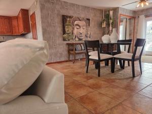 Χώρος καθιστικού στο Zen Den Studio