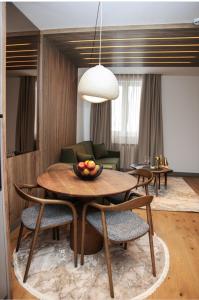 亚霍里纳Apartmani Ambar的餐桌上放着一碗水果