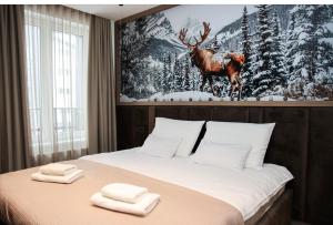 亚霍里纳Apartmani Ambar的卧室里有一张床，床上放着两条毛巾。