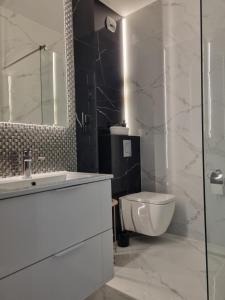 Phòng tắm tại Bronowicka invest - Free parking w budynku +4 ảnh