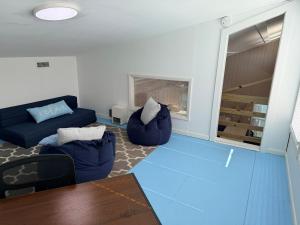 Χώρος καθιστικού στο How Sweet The Sound