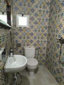 シディ・カウキにあるASGUN Roomのトイレと洗面台のあるバスルーム