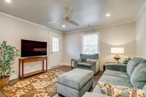 un soggiorno con un divano e una TV di Wooded Couples Haven! 15 Mi to Wrightsville Beach a Scotts Hill