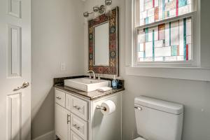 un bagno con un water, un lavandino e uno specchio di Wooded Couples Haven! 15 Mi to Wrightsville Beach a Scotts Hill Altre 18 foto