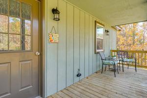 un portico con sedie, porta e tavolo di Wooded Couples Haven! 15 Mi to Wrightsville Beach a Scotts Hill