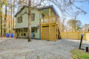 una grande casa con un terrazzo e una recinzione di Wooded Couples Haven! 15 Mi to Wrightsville Beach a Scotts Hill