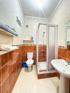 CharfAppartement Plage à vos pieds, gare à 5 min et parking gratuit的浴室里有马桶、淋浴和洗手池。