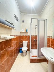 CharfAppartement Plage à vos pieds, gare à 5 min et parking gratuit的浴室里有马桶、淋浴和洗手池。 更多27张照片