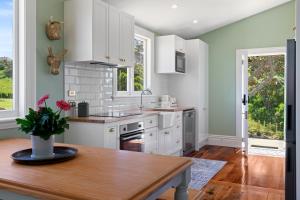 Kuchyň nebo kuchyňský kout v ubytování Luxury Coastal Escape - Pet Friendly