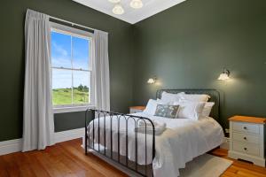 Postel nebo postele na pokoji v ubytování Luxury Coastal Escape - Pet Friendly