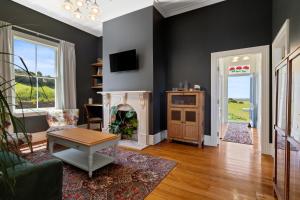 TV a/nebo společenská místnost v ubytování Luxury Coastal Escape - Pet Friendly