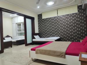ein Schlafzimmer mit Bett und ein Wohnzimmer in der Unterkunft BnB Islamabad in Rawalpindi