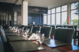 a row of tables and chairs with wine glasses on them at La Regina Lodge in Itatí +81 photos