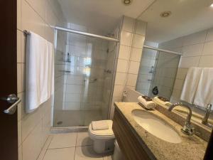 ein Badezimmer mit Dusche, Toilette und Waschbecken in der Unterkunft Beach Class Executive por Yolo in Recife + 62 Fotos