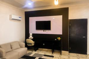 TV/trung tâm giải trí tại Heirloom Luxury Hotel and Apartments