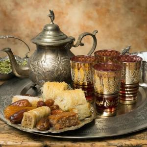 AdrouineにあるGite take your time merzougaのお茶ポット付きテーブルの上に盛り付け