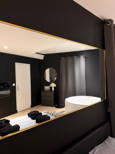 Koupelna v ubytování La Suite Miroir - Love Room baignoire balnéo