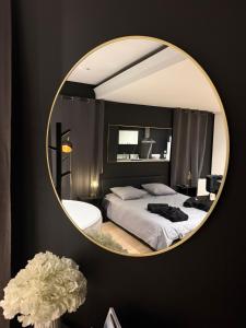 Postel nebo postele na pokoji v ubytování La Suite Miroir - Love Room baignoire balnéo