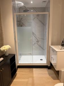 Koupelna v ubytování La Suite Miroir - Love Room baignoire balnéo + 6 fotografií