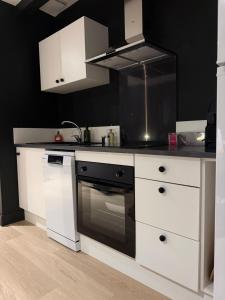 Kuchyň nebo kuchyňský kout v ubytování La Suite Miroir - Love Room baignoire balnéo