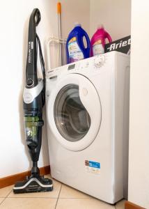 um aspirador ao lado de uma máquina de lavar roupa em Mira Venice Apartment em Mira mais 9 fotografias