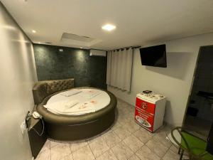 a small room with a round bed in a room at Caribe Palace Hotel Samambaia in Brasilia