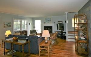 ein Wohnzimmer mit einer blauen Couch und einem Kamin in der Unterkunft Belvedere in Edisto Island