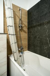 Et badeværelse på Sika Buzz Premium Apartment-New on Booking! + 17 billeder