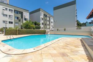 een zwembad voor een gebouw bij Apto a 650 m do MASC em Floripa BAS0401 in Florianópolis