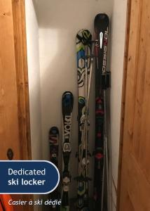 Un montón de esquís se inclinan contra una pared en Les Grands Tetras, en Les Chavants