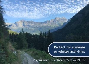 Un camino en las montañas con un cartel que dice "Perfecto para actividades de verano o invierno". en Les Grands Tetras, en Les Chavants 11 fotos más