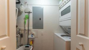 Una pequeña cocina con fregadero y lavadora. en Lakeview: Fireplace, Pool & Kid-Friendly Fun, en Damsel 18 fotos más