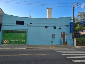 a blue building on the side of a street at Hotel Rei in São Bernardo do Campo +18 photos