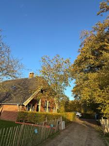 a house with a fence in front of it at Nanas Scheune in Lage