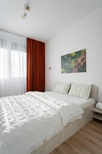 En eller flere senge i et værelse på Sika Buzz Premium Apartment-New on Booking!