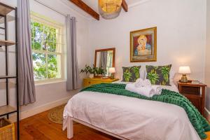 a bedroom with a bed with two towels on it at Casa Querida in Stanford