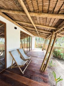un porche con una hamaca en una casa en Beachfront Katutubo Villa - where the world ends, en El Nido